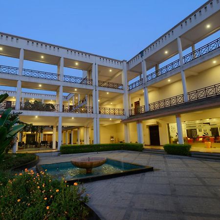 Treehouse Hotel Club&Spa Dhāruhera Buitenkant foto