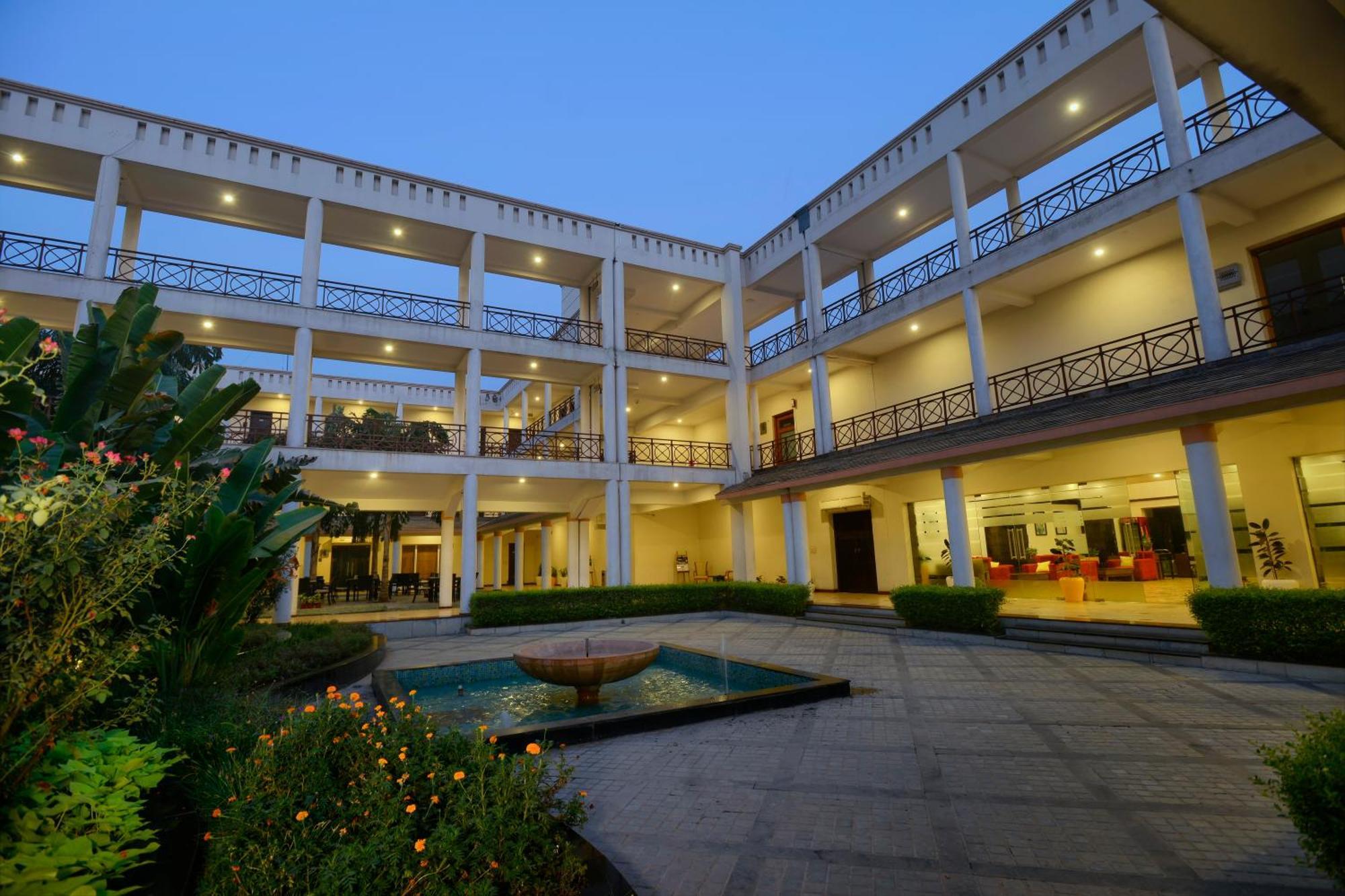 Treehouse Hotel Club&Spa Dhāruhera Buitenkant foto